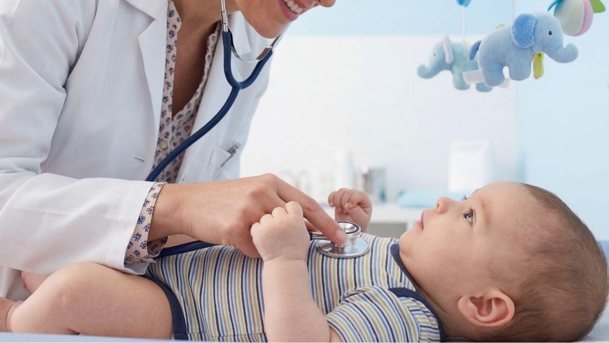 Dokter spesialis anak RS Delta Surya sedang memeriksa kesehatan balita dengan ramah