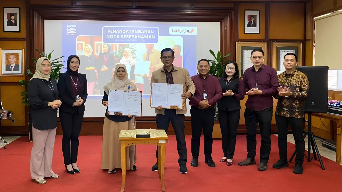 Penandatanganan kerja sama RS Delta Surya dan Bank Jatim tentang layanan jasa keuangan perbankan dan layanan jasa kesehatan.